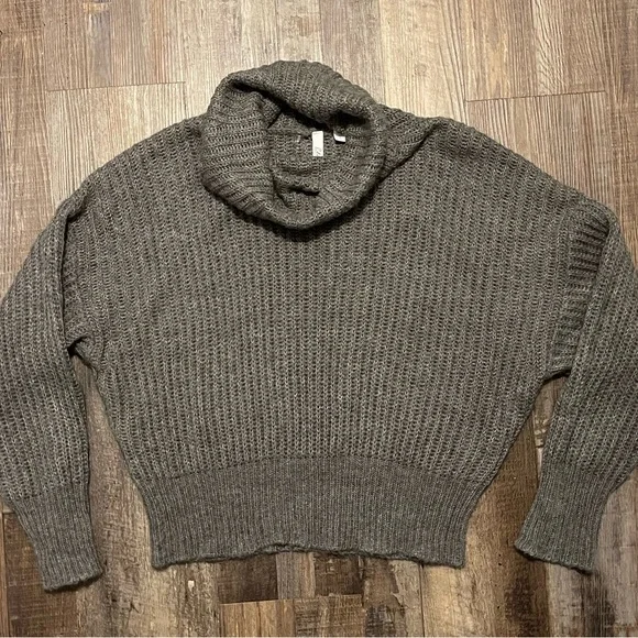Elan Turtleneck Sweater, size L - Picture 4 of 10